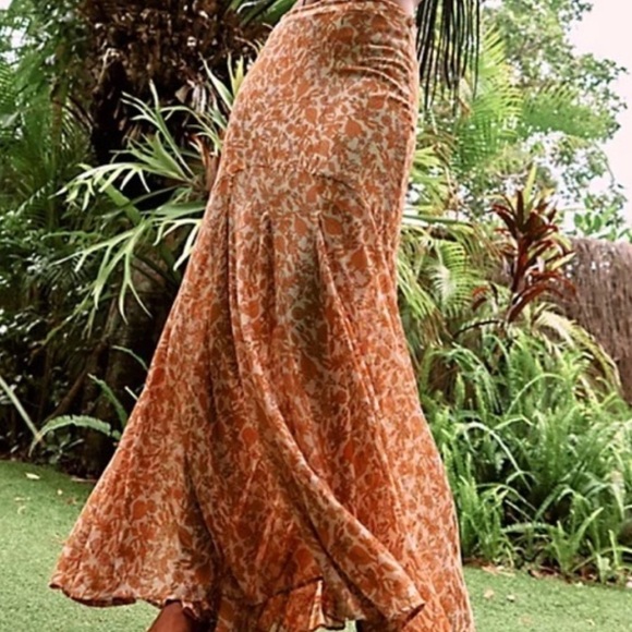 Free People Lilith Cream & Orange
Floral Print Maxi Skirt Size 2 NWT Beautiful!! - Picture 6 of 7